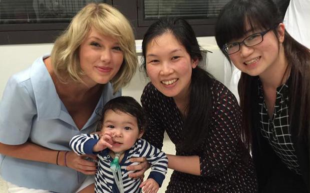 Taylor Swift Ditches Mob Of Paps To Surprise Sick Kids In Brissie Hospital