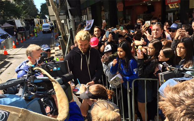 Chris Hemsworth Is Dishing Out Pizza For Hungry ‘Thor’ Fans On The Street