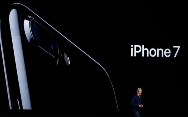 OH SHIT: Apple Unveils Water-Resistant iPhone 7 W/ No Headphone Jack
