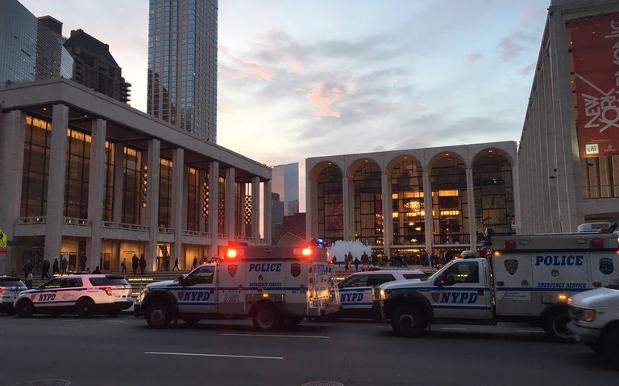 NYC’s Met Opera Evacuated After Sus White Powder Is Thrown In Orchestra Pit
