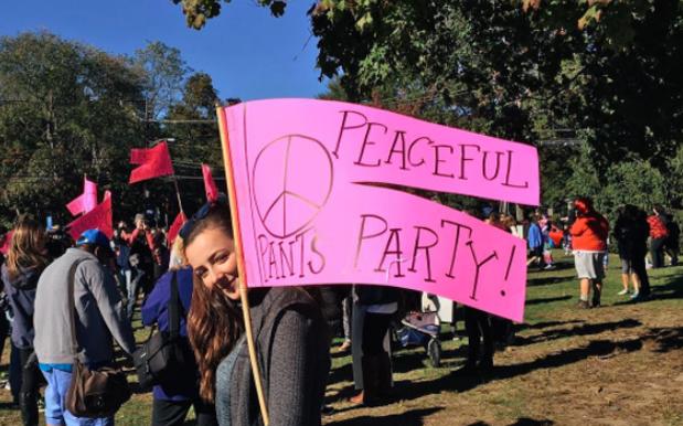 Hundreds Protest One Bloke’s Gross Sexism With Massive ‘Yoga Pants Parade’