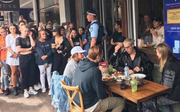 Sydney Fans Crash Justin Bieber’s Lunch W/ The Most Intense Staring Sesh
