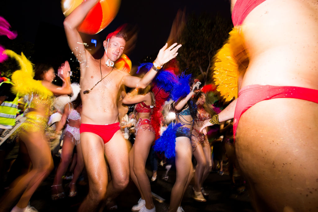Mardi Gras Has Partnered With Tinder For A Float & We Gliterally Can’t Even