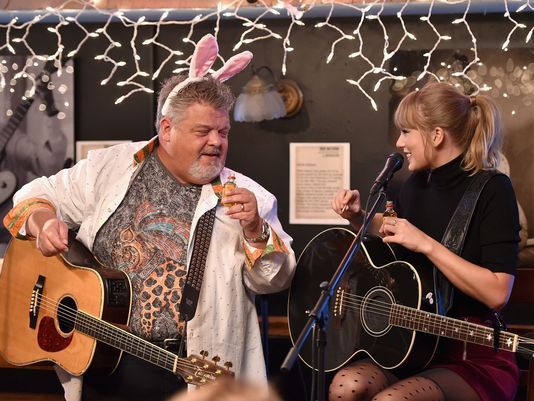 Taylor Swift Did A Lil’ Performance At The Same Cafe She Was Discovered In 