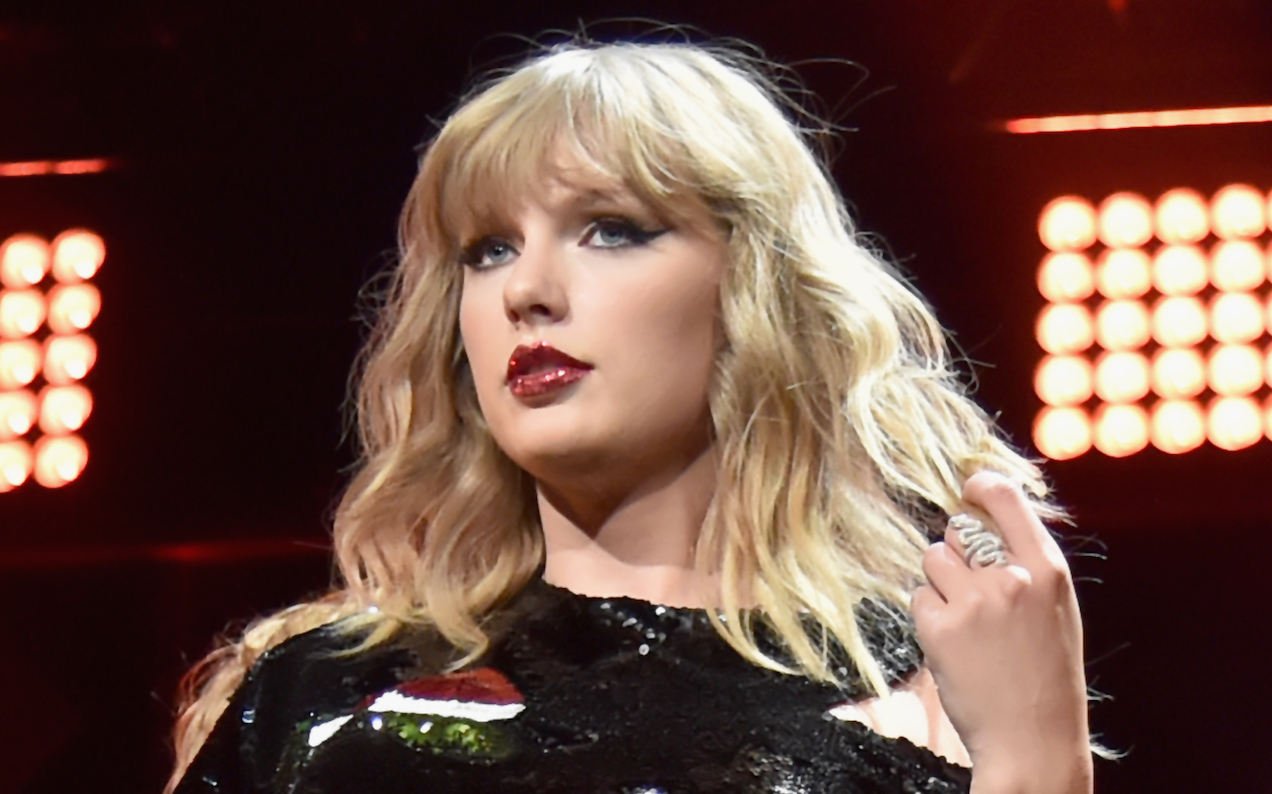 26 Y.O. Man Robbed Bank And Threw Cash Over Taylor Swift’s Fence, Police Say