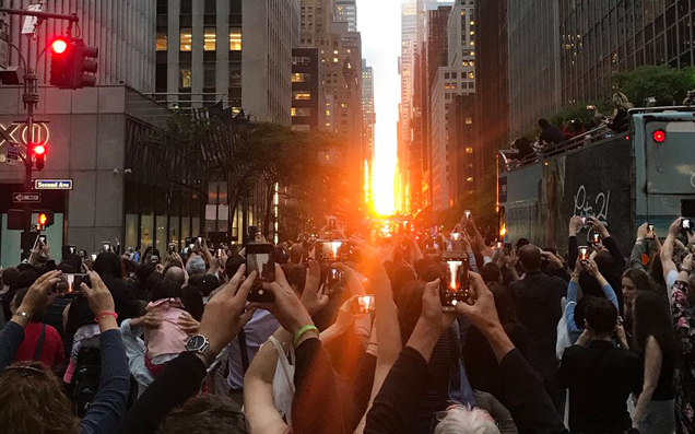 Scores Of Insta-Thirsty Punters Are Flooding NYC Streets For ‘Manhattanhenge’