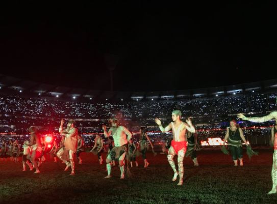 Thousands Pause To Watch This Year’s Powerful Dreamtime At The ‘G Ceremony