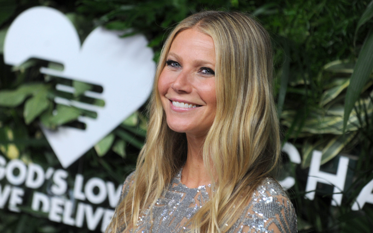 Gwyneth Paltrow Snaps Selfie With Daughter & She’s Definitely Chris’ Kid, Huh