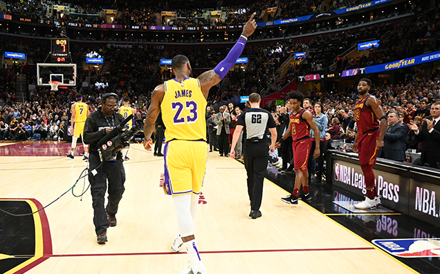LeBron James Got A Hero’s Welcome At His First Game In Cleveland As A Laker