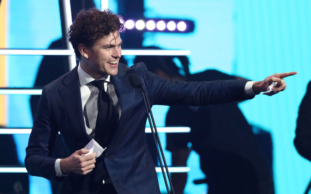 Gigantic Cutie Vance Joy Shouted Out His GF Sophie Lowe From The ARIAs Stage