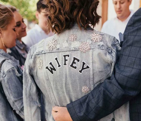 36 Lush Jackets & Coats For Brides Having A Chilly Winter Wedding