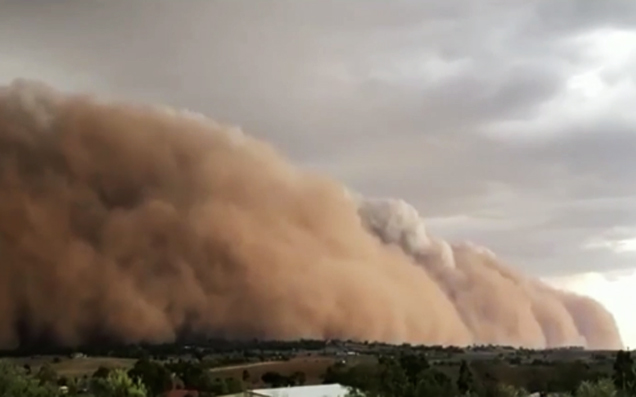 Terrifying Photos Emerge Of Huge Dust Storm Bearing Down On Dubbo Like It’s ‘Mad Max’ IRL