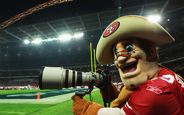 The San Francisco 49ers Mascot Is A Massive Freak With A Bum Chin & I Love Him