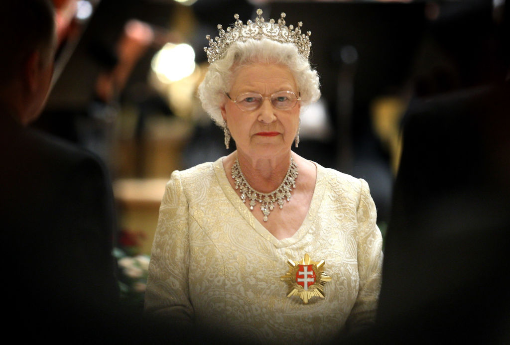 Holy Shit: There’s A ‘Revolt’ In The Queen’s Staff & Her Head Housekeeper Of 32 Years Has Quit