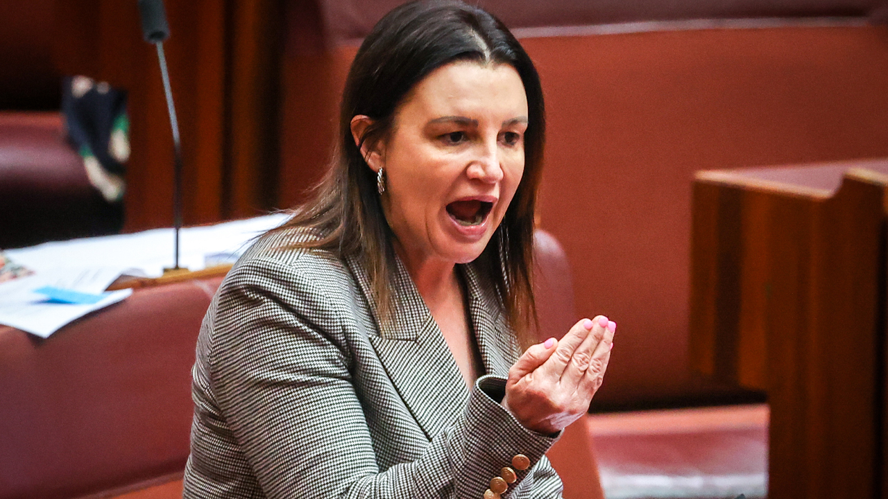 Jacqui Lambie Savaged The Govt’s Cashless Welfare Plan & Hey, When She’s Right, She’s Right