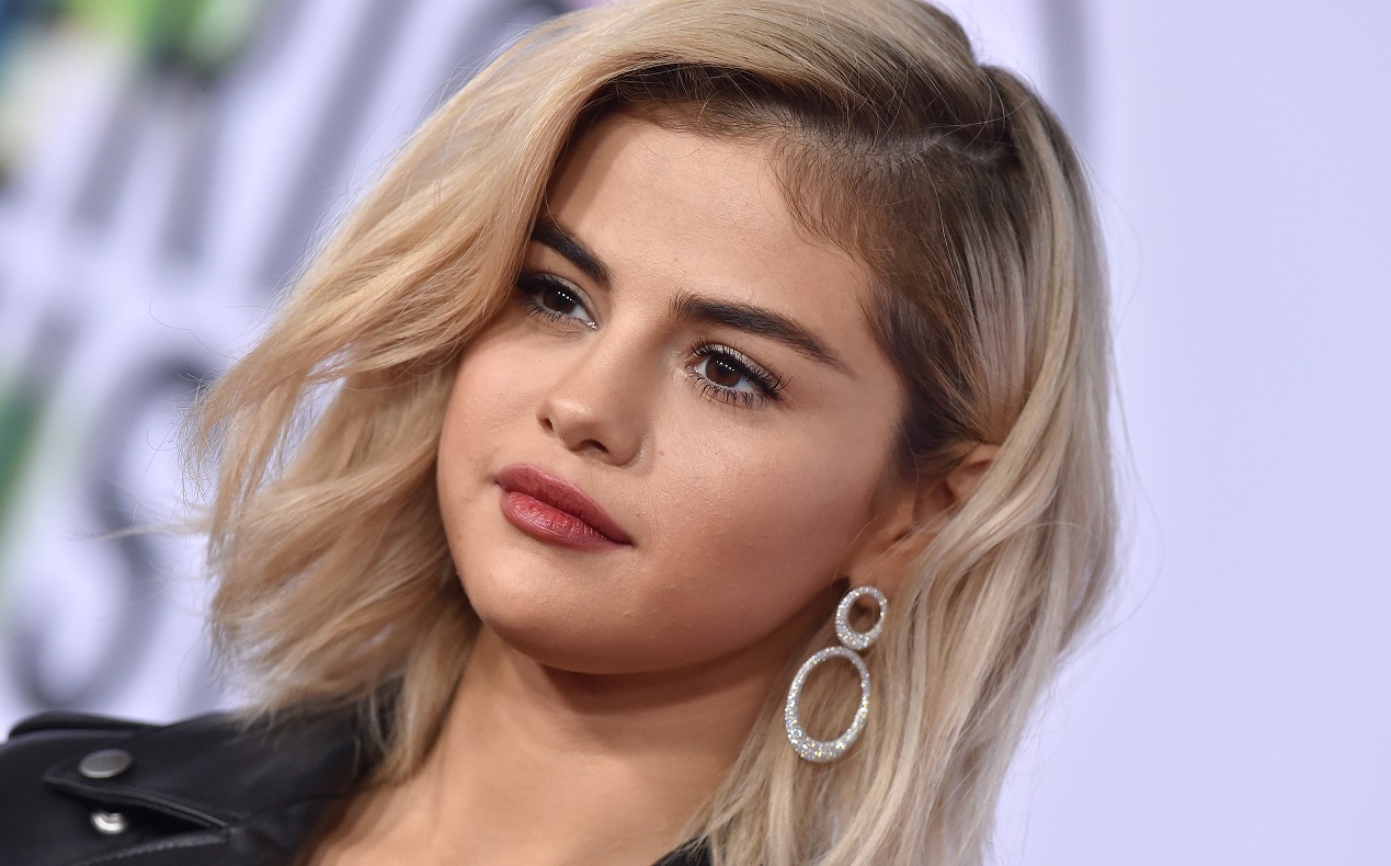 Selena Gomez Went Blonde Again And Mm-Mm-Mm, Mm-Mm-Mm, Mm-Mm, Look At Her Now, Watch Her Go