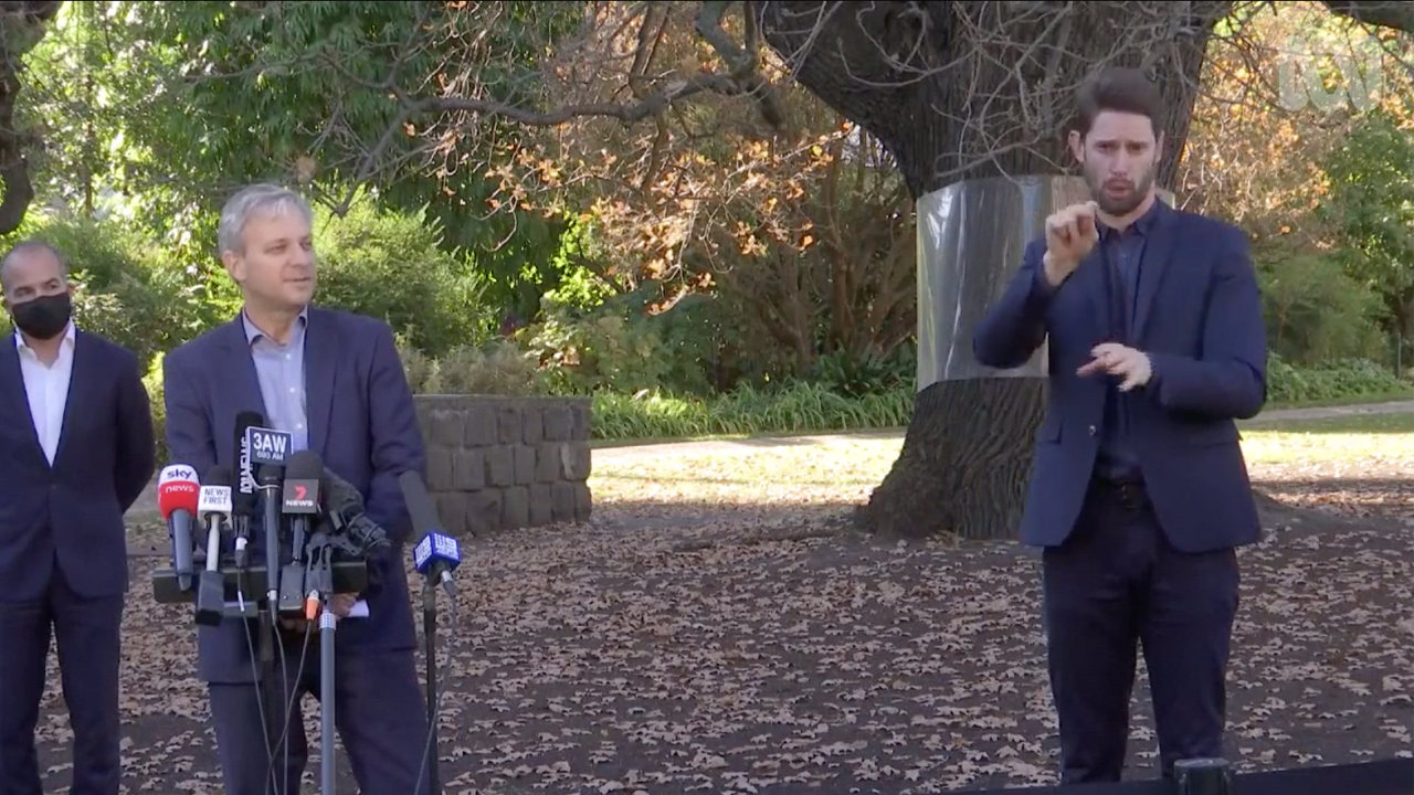 If We Have To Endure Anxiety-Inducing Daily Pressers Again, At Least Hot Auslan Guy Is Back