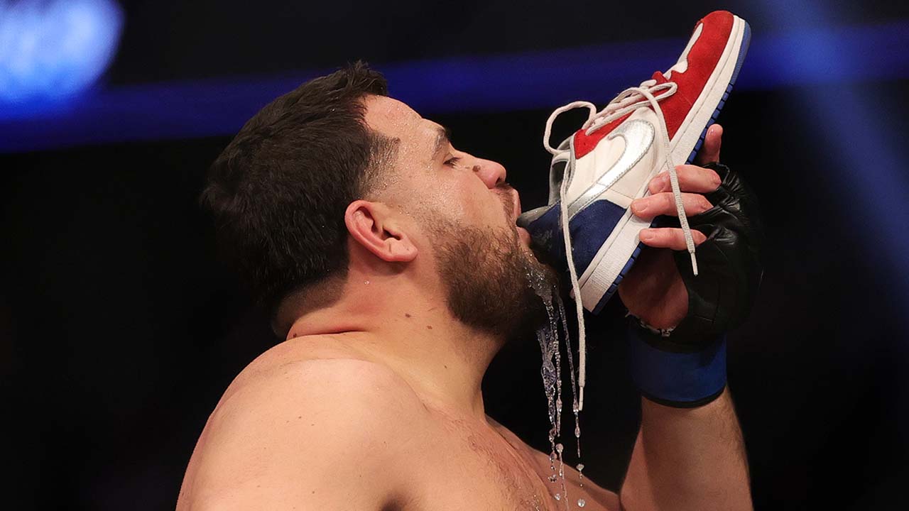 Pls Watch This Vid Of A US Crowd Losing It Over Aussie UFC Fighter Tai Tuivasa Doing A Shoey